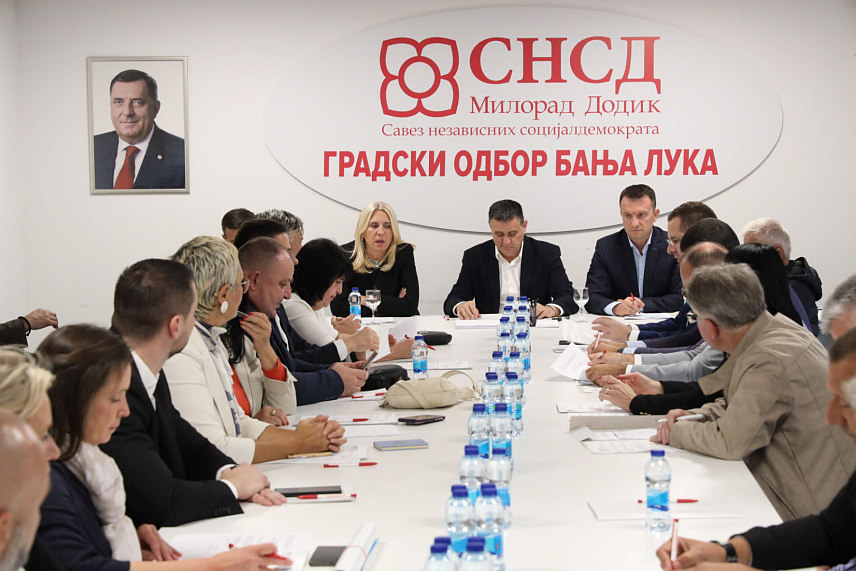 БАЊАЛУКА, 3. ОКТОБРА /СРНА/ - Предсједништво Градског одбора СНСД-а Бањалука дало је пуну подршку кандидатури Синише Карана за предсједника Републике Српске.