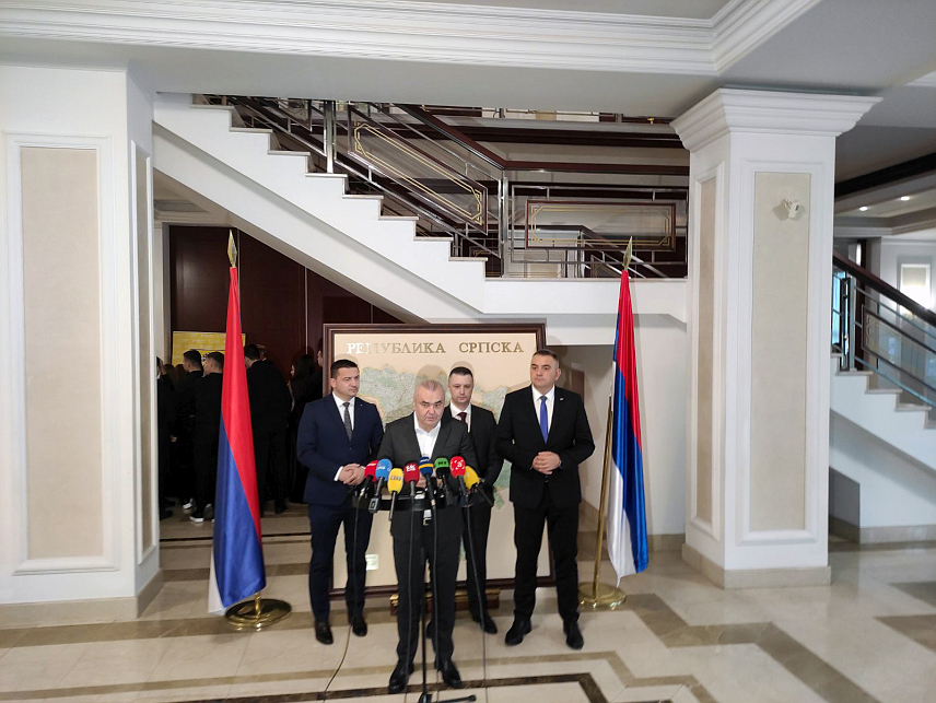 БАЊАЛУКА, 30. ОКТОБРА /СРНА/ - Министар саобраћаја и веза Републике Српске Зоран Стевановић на конференцији за новинаре уочи Међународне конференције "Безбједност саобраћаја у локалној заједници" одржане данас у Бањалуци.