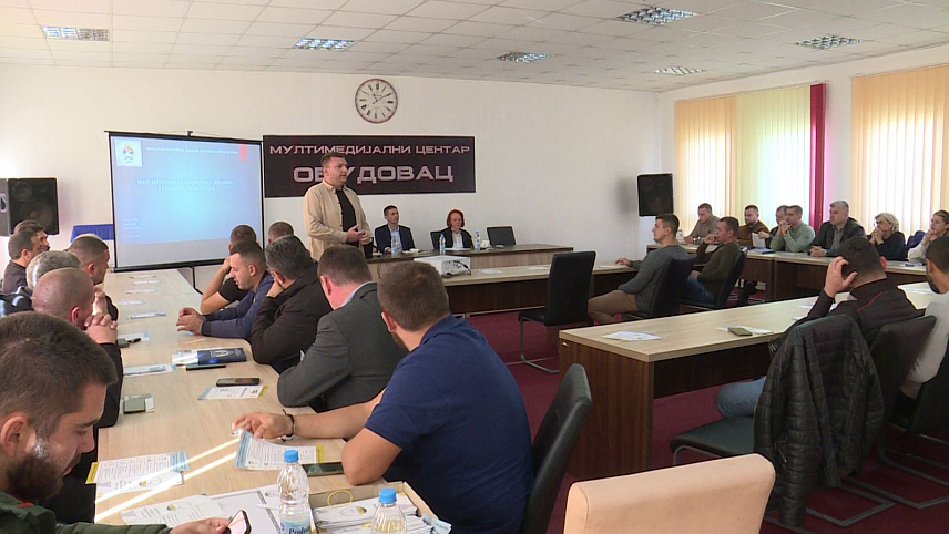 ШАМАЦ, 30. ОКTОБРА /СРНА/ - Млади пољопривредници из Шамца, Дервенте, Модриче, Брода, Пелагићева и Бијељине данас су имали прилику да се информишу о програму закупа запуштеног земљишта Републике Српске на Инфо-дану у Обудовцу код Шамца.