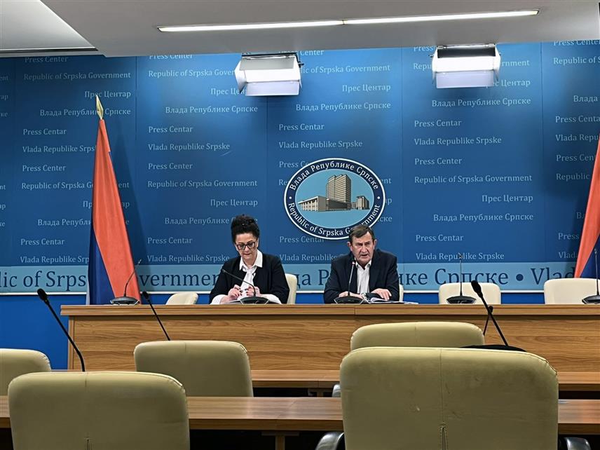 БАЊАЛУКА, 30. ОКТОБРА /СРНА/ - Министар привреде и предузетништва Републике Српске Војин Митровић изјавио је да је Влада данас усвојила Приједлог закона о измјенама и допунама закона о јавним предузећима којим се утврђује надзор над њима.