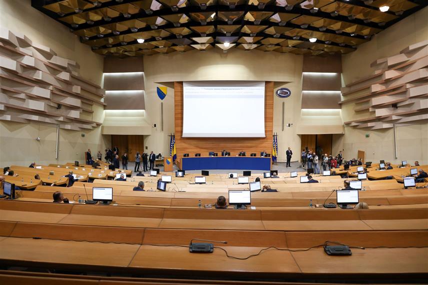 САРАЈЕВО, 30. ОКТОБРА /СРНА/ - Хитна сједница Представничког дома у Сарајеву на чијем дневном реду је Приједлог закона о буџету институција БиХ и међународних обавеза БиХ за ову годину у другом читању.