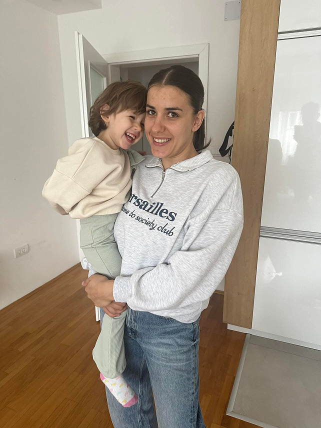 ШЕКОВИЋИ, 30. ОКTОБРА /СРНА/ - Петогодишња Михаела Филипић из Шековића која је ујединила Републику Српску у хуманој мисији и прикупљеним средствима за помоћ њеном лијечењу, прошла је прву фазу терапије на Клиници у Јужној Кореји, што јој је помогло да сада може да направи самостално до 300 корака.