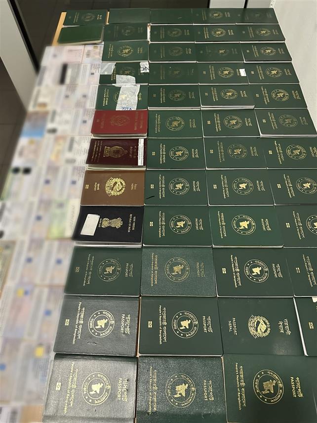 САРАЈЕВО, 31. ОКТОБРА /СРНА/ - Инспектори Службе за послове са странцима, током контроле кретања и боравка странаца на подручју сарајевске општине Нови Град, затекли су 35 лица која су илегално боравила у приватном објекту, а ријеч је о држављанима Бангладеша, Пакистана, Гане и Авганистана.