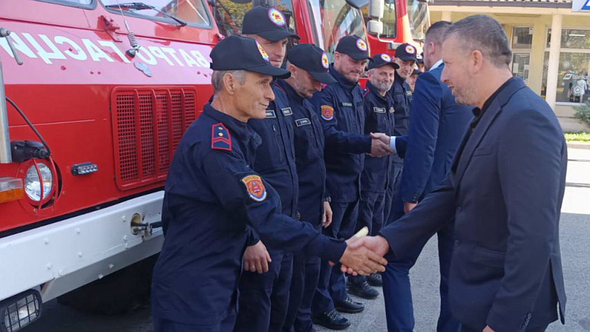 ПЕТРОВО, 31. ОКТОБРА /СРНА/ - Добровољна ватрогасно-спасилачка јединица из Петрова данас је представила ново ватрогасно возило, које су им уручили Републичка управа цивилне заштите и Ватрогасни савеза Српске.