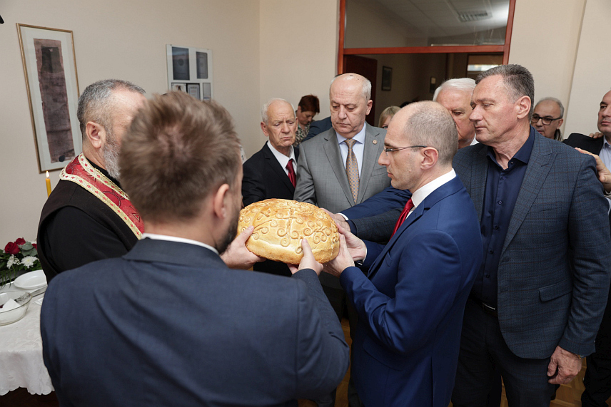 ПАЛЕ, 31. ОКТОБРА /СРНА/ - Правни факултет на Палама, Универзитета у Источном Сарајеву, данас је обиљежио крсну славу – Светог Петра Цетињског и Дан ове високошколске установе.