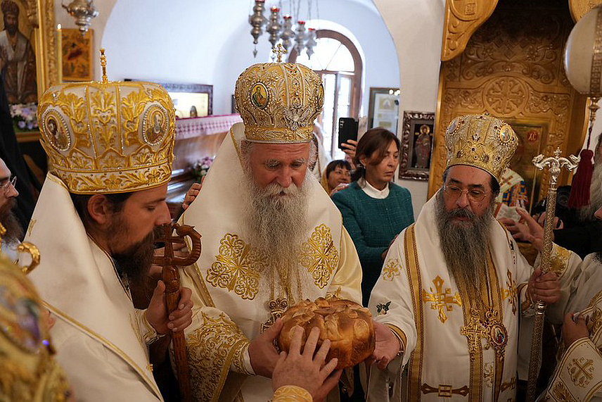 ПОДГОРИЦА/ЦЕТИЊЕ, 31. ОКТОБРА /СРНА/ - У Цетињском манастиру данас је прослављен празник Светог апостола и јеванђелисте Луке и Светог Петра Цетињског, те вјерницима послата порука да треба да буду правични, милостиви и оснажени примјером Светог Петра.