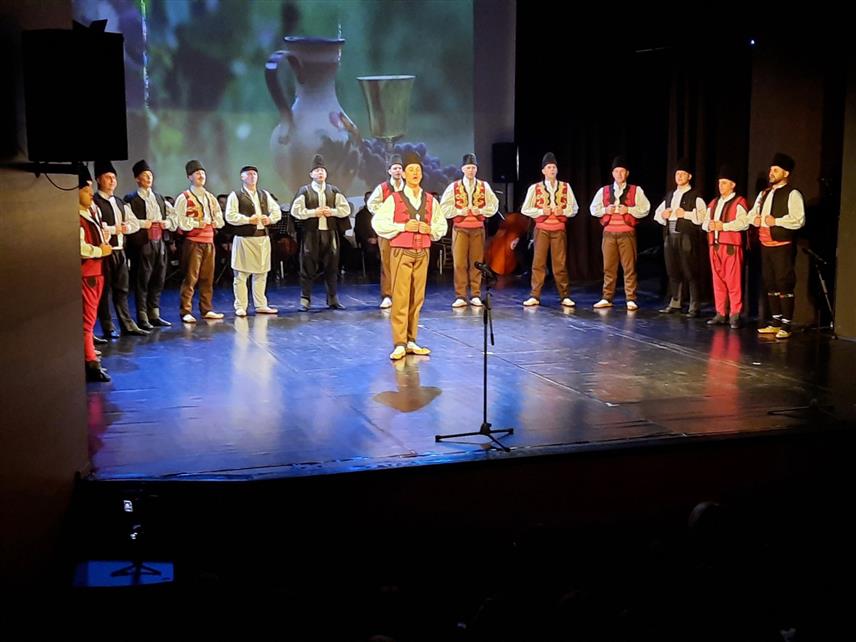 ИСТОЧНО САРАЈЕВО, 31. ОКТОБРА /СРНА/ - Ансамбл народних игара и песама Косова и Метохије "Венац" представио се вечерас публици у Источном Новом Сарајеву у оквиру манифестације "Дани Србије у Републици Српској" која има за циљ афирмацију јединственог културног простора и унапређење културне сарадње између српског народа са обје стране Дрине.

