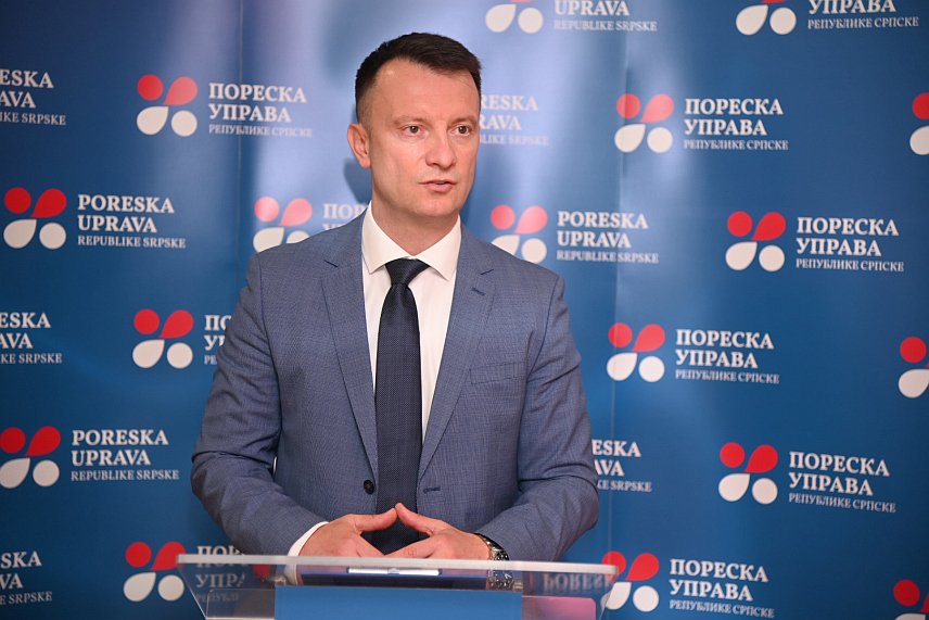 БАЊАЛУКА, 3. ОКТОБРА /СРНА/ - Пореска управа Републике Српске је у прва три квартала ове године на рачун јавних прихода Српске прикупила 3,261 милијарду КМ, што је за 235,2 милиона КМ или осам одсто више у односу на исти период претходне године, изјавио је директор ове управе Горан Маричић.	
