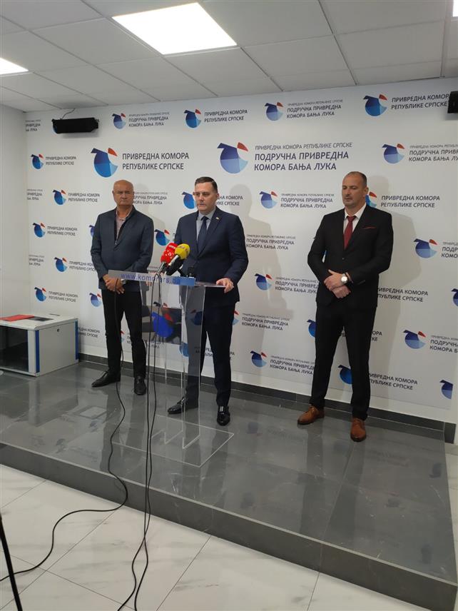 БАЊАЛУКА, 3. ОКТОБРА /СРНА/ - Министар за просторно уређење, грађевинарство и екологију Републике Српске Бојан Випотник на конференцији за новинаре данас у Привредној комори Српске у Бањалуци након што је присуствовао додјели деташмана за 17 привредних друштава за рад у Њемачкој.	