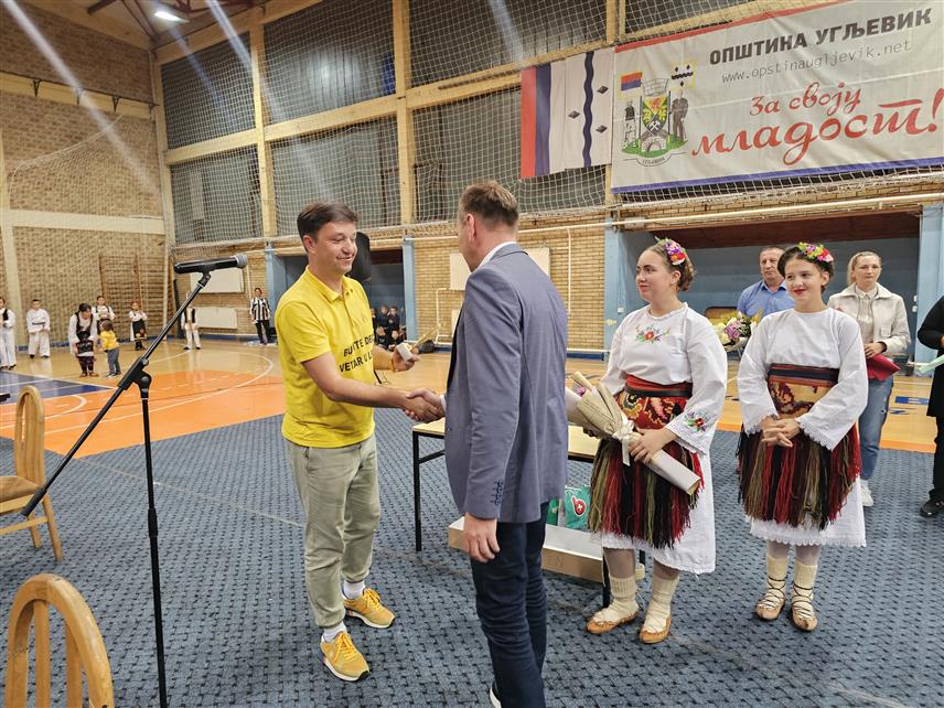 УГЉЕВИК, 3. ОКТОБРА /СРНА/ - У препуној спортској сали у Угљевику вечерас је одржан хуманитарни концерт са којег ће сав приход бити уплаћен за дјецу обољелу од карцинома.