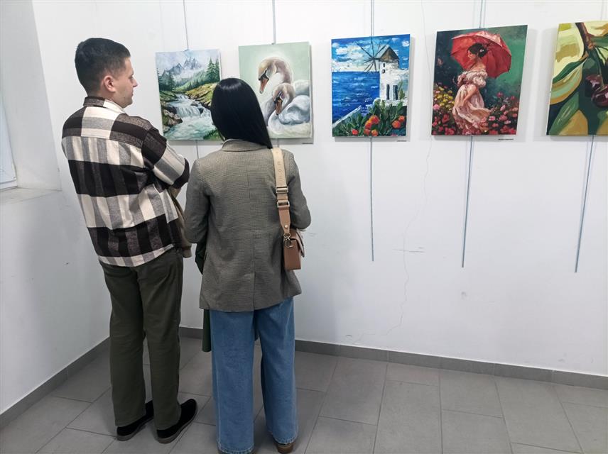 КОТОР ВАРОШ, 3. ОКТОБРА /СРНА/ - У галеријском простору кино-сале у Котор Варошу отворена је изложба слика на којој је представљено 29 умјетничких дјела насталих током овогодишње Ликовне колоније.