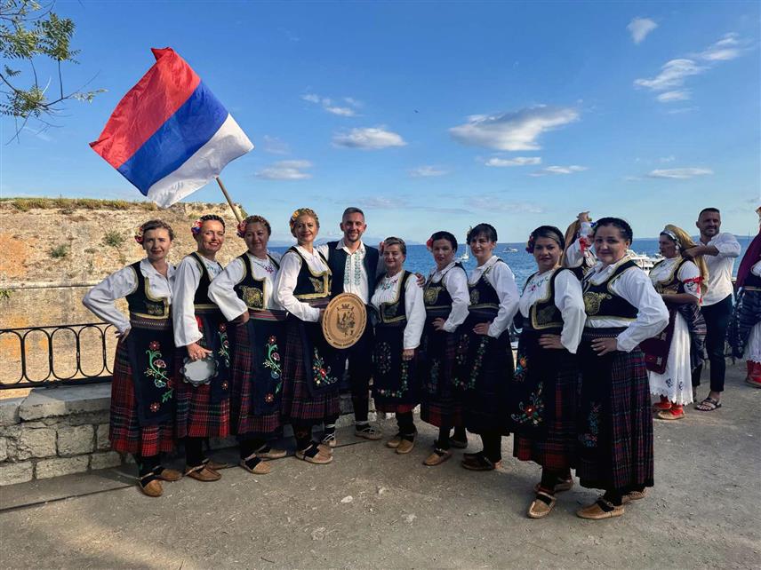 КРФ, 3. ОКТОБРА /СРНА/ - Ансамбл народних игара и пјесама "Никола Кошар" из Шипова учествовао је на фестивалу ветарана и рекреативаца на Крфу, а чланови су том приликом положили вијенце у Плавој гробницу на острву Видо.
