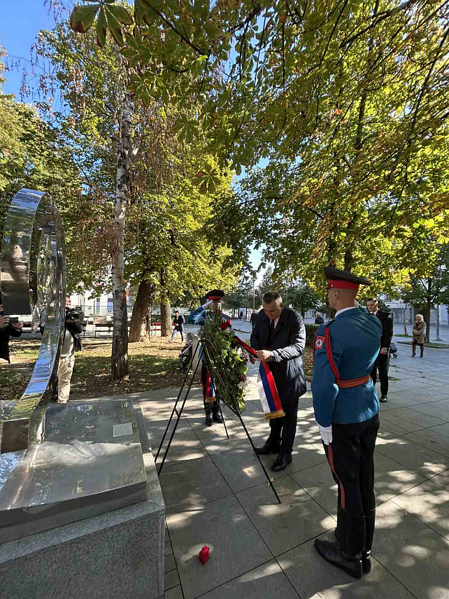 БАЊАЛУКА, 4. ОКТОБРА /СРНА/ - Предсједник Владе Републике Српске Саво Минић положио је вијенац на споменик 12 беба у Бањалуци.
