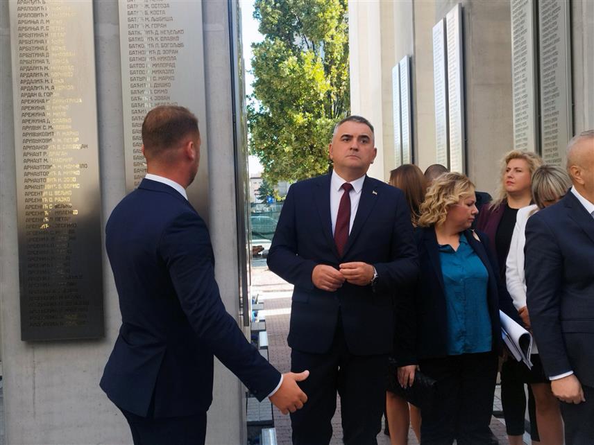 БАЊАЛУКА, 4. ОКТОБРА /СРНА/ - Предсједник Владе Републике Српске Саво Минић и градоначелник Бањалуке Драшко Станивуковић посјетили су централно спомен обиљежје погинулим борцима Војске Републике Српске, чија би изградња ускоро требала бити завршена.	