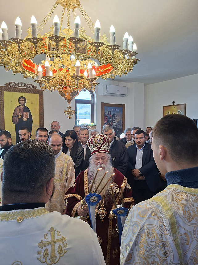 ИЛИЈАШ, 4. ОКТОБРА /СРНА/ - Његово високопреосвештенство митрополит дабробосански Хризостом служио је Свету архијерејску литургију у Подлуговима са чином освештања капеле посвећене Светом свештеномученику Трифуну Илијашком.