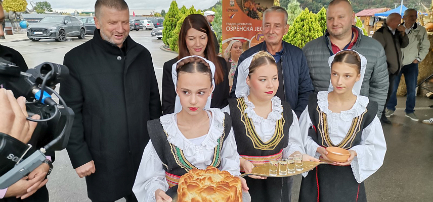 ПЕТРОВО, 5. ОКТОБРА /СРНА/ - Министар пољопривреде, шумарства и водопривреде Републике Српске Анђелка Кузмић данас је у Петрову отворила културно-туристичку манифестацију "Озренска јесен" на којој је више од 60 излагача из Републике Српске и Федерације БиХ представило разноврсне производе - од занатских и умјетничких до пољопривредних и кондиторских.