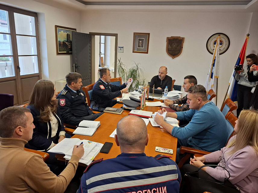 ВИШЕГРАД, 6. ОКТОБРА /СРНА/ - На састанку Савјета за безбједност саобраћаја општине Вишеград, одржаном поводом недавних саобраћајних несрећа на дионици Вардиште-Вишеград у којима су страдале три особе, закључено је да је неопходно у најкраћем року приступити реконструкцији овог правца и о томе алармирати надлежне институције и предузећа.