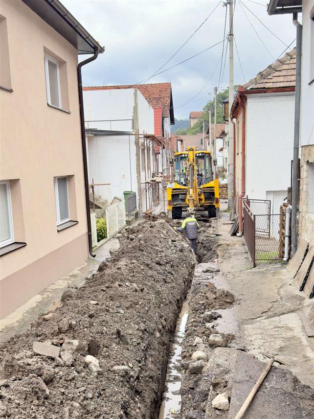 ВИШЕГРАД, 7. ОКТОБРА /СРНА/ - У Вишеграду је почела реконструкција водоводне мреже у ужем дијелу града, гдје су у ранијем периоду учестали кварови и велики губици воде.