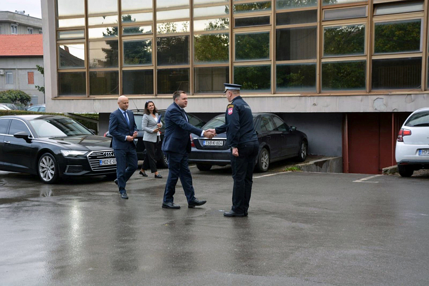 КОЗАРСКА ДУБИЦА, 7. ОКТОБРА /СРНА/ -  Министар унутрашњих послова Републике Српске Жељко Будимир  и директор Полиције Републике Српске Синиша Кострешевић посјетили су Полицијску станицу у Козарској Дубици.