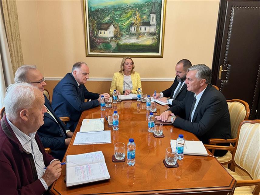 БАЊАЛУКА, 7. ОКТОБРА /СРНА/ - Министар за научнотехнолошки развој и високо образовање Републике Српске Синиша Каран истакао је током посјете Академији наука и умјетности Републике Српске /АНУРС/ да је то институција од високог националног интереса, која представља извор научног, културног, умјетничког и друштвеног развоја Републике Српске.