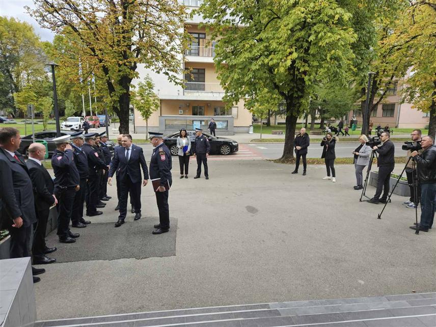 ПРИЈЕДОР, 7. ОКТОБРА /СРНА/ - Mинистар унутрашњих послова Републике Српске Жељко Будимир са директором Полиције Српске Синишом Кострешевићем током посјете Полицијској управи Приједор.