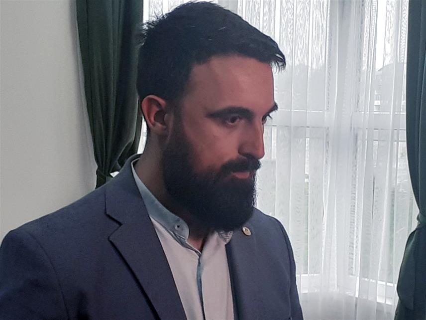 ИСТОЧНО САРАЈЕВО, 8. ОКТОБАРА /СРНА/ - Социолог Владимир Васић изјавио је Срни да се опасност од екстремизма и вјерског фундаментализма у БиХ систематски потцјењује и упозорио да присуство муџахедина и других страних бораца током посљедњег рата није било без посљедица, будући да су многи од њих имали директне везе са терористичким мрежама.