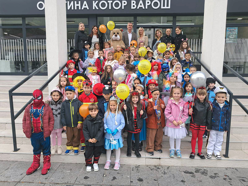 КОТОР ВАРОШ, 8. ОКТОБРА /СРНА/ –Начелник општине Котор Варош Зденко Сакан У оквиру обиљежавања "Недјеље дјетета" разговарао је на платоу испред зграде Општинске управе са најмлађим суграђанима о њиховим правима и указао на важну улогу породице у развоју дјетета.