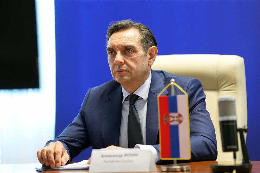 БЕОГРАД, 8. ОКТОБРА /СРНА/ - Бивши потпредсједник Владе Србије Александар Вулин оцијенио је да је Србија жртва хистеричне антируске политике Запада који жели да је посвађа са Русијом тако што тражи од Београда да отме Нафтну индустрију Србије /НИС/ са већинским руским власништвом.