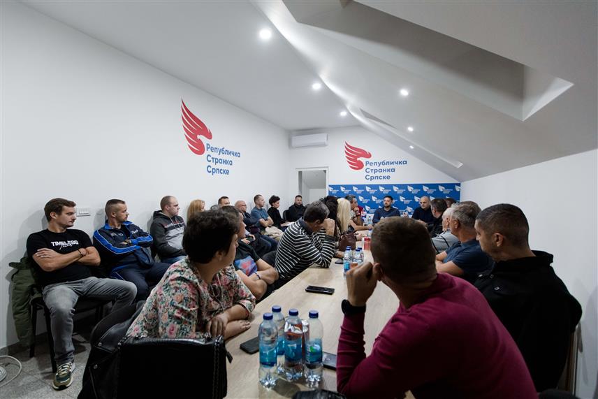 БИЈЕЉИНА, 8. ОКТОБРА /СРНА/ - На састанку Извршног одбора РСС-а у Бијељини једногласно је закључено да ће ова политичка партија пружити апсолутну подршку кандидату владајуће коалиције Синиши Карану за предсједника Републике Српске на предстојећим пријевременим изборима.