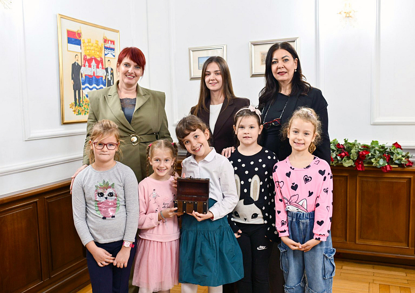 БАЊАЛУКА, 8. ОКТОБРА /СРНА/ - Поводом завршетка Недјеље дјетета, Марјана Вукоман, ученица другог разреда Основне школе "Змај Јова Јовановић" у Бањалуци заједно са својим другарима вратила је кључеве града у бањалучку Градску управу.