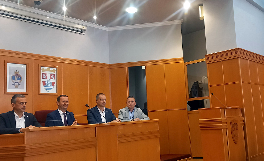 TРЕБИЊЕ, 8. ОКТОБРА /СРНА/ - Градоначелник Tребиња Мирко Ћурић организовао је данас пријем за око 100 дјеце из требињских школа, вртића и других установа које окупљају дјецу, поводом Недјеље дјетета.