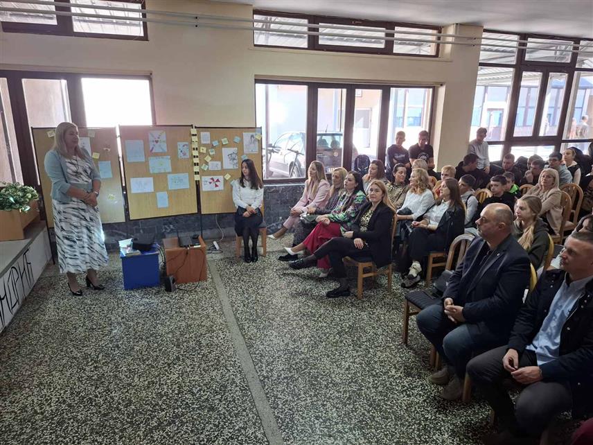 ВИШЕГРАД, 9. ОКТОБРА /СРНА/ – Дан Средњошколског центра "Иво Андрић" у Вишеграду обиљежен је данас пригодним програмом који су припремили ученици и професори ове школе и спортским активностима.