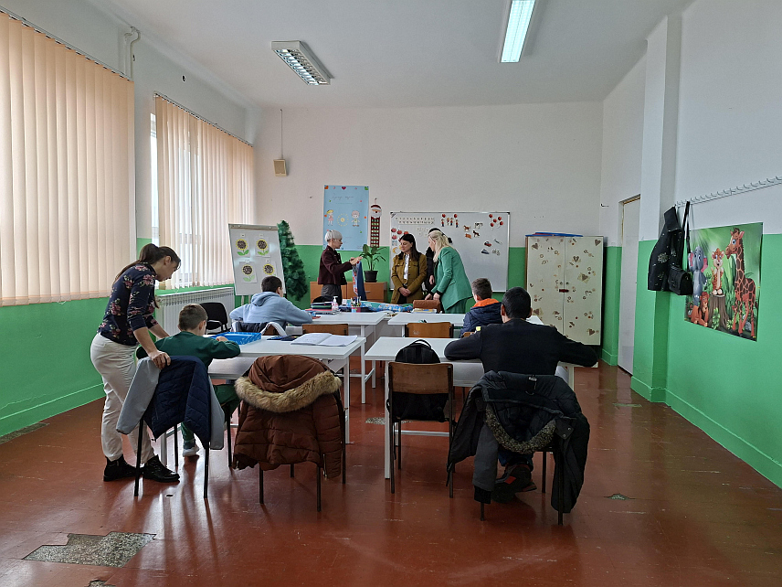 СОКОЛАЦ, 9. ОКТОБРА /СРНА/ - Представници соколачког Центра за социјални рад посјетили су данас, поводом Недјеље дјетета, Одјељење за дјецу са посебним потребама у Основној школи "Соколац", с циљем јачања свијести о значају инклузије, подршке и разумијевања према најосјетљивијим члановима друштва.
