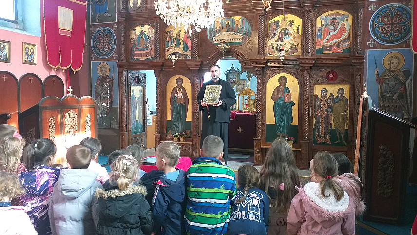 ВЛАСЕНИЦА, 9. ОКТОБРА /СРНА/ - Дјеца из обданишта "Први кораци" посјетила су данас Храм Светих апостола Петра и Павла у Власеници у оквиру обиљежавања Недјеље дјетета.