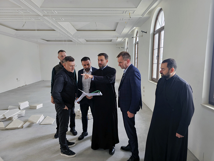 УГЉЕВИК, 9. ОКТОБРА /СРНА/ - Начелник Угљевика Драган Гајић посјетио је данас радове на изградњи Културног центра Црквене општине Угљевик и најавио наставак подршке пројектима који јачају духовни идентитет овог дијела Републике Српске.