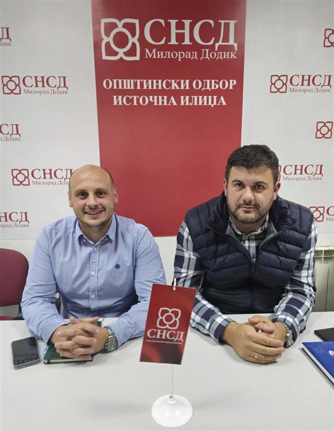 ИСТОЧНО САРАЈЕВО, 9. ОКТОБРА /СРНА/ - Предсједник Општинског одбора СНСД-а у Источној Илиџи Небојша Шешлија и досадашњи предсједник Општинског одбора ДЕМОС-а Обрад Ковач.