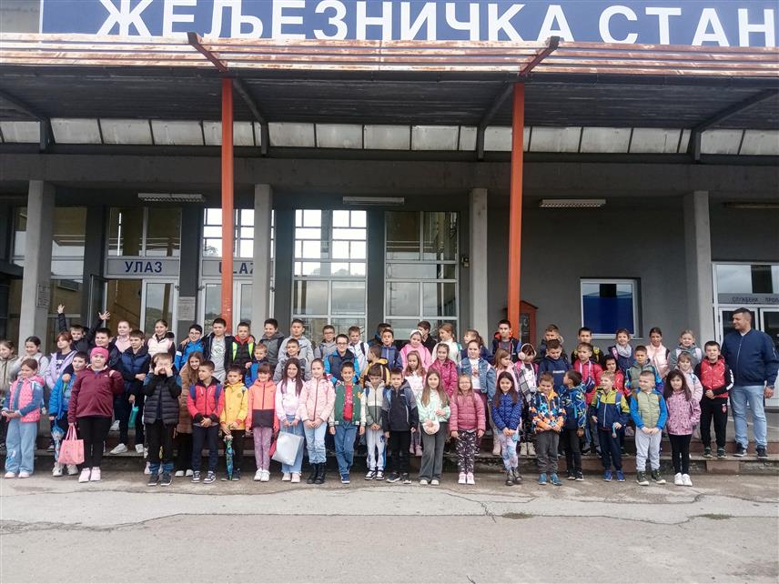 ДОБОЈ, 9. ОКТОБРА /СРНА/ - Предузеће "Жељезнице Републике Српске" организовало је у оквиру Недјеље дјетета бесплатан превоз за 79 ученика Основне школе "Вук Караџић" из Петрова на релацији Петрово Ново-Добој.