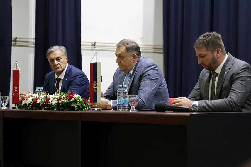 РОГАТИЦА, 10. НОВЕМБРА /СРНА/ - Предсједник СНСД-а Милорад Додик изјавио је у Рогатици да је вођена одлучна борба за одбрану Републике Српске, која је до сада увијек била крива, а да данас свијет види праву причу.