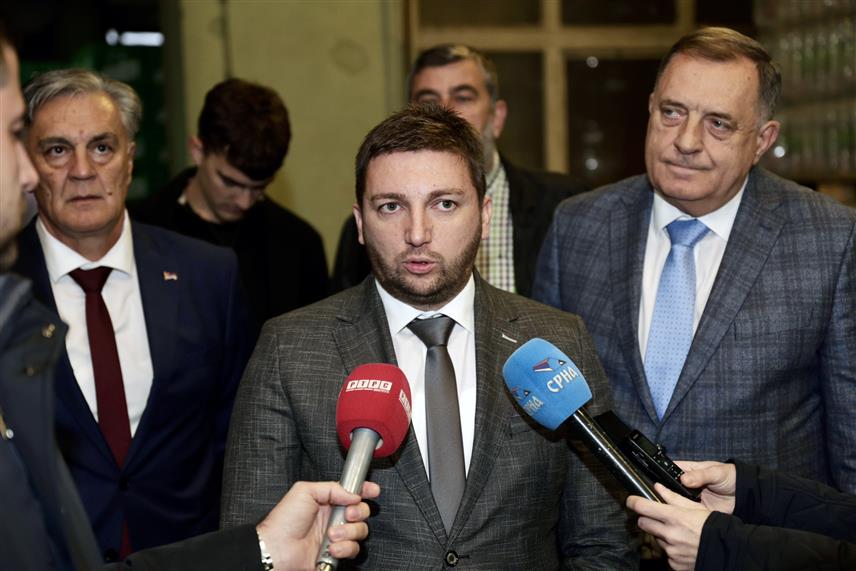 РОГАТИЦА, 10. НОВЕМБРА /СРНА/ - Начелник општине Рогатица Нинослав Прелић изјавио је да је данашња посјета министра за научнотехнолошки развој и високо образовање Републике Српске Синише Карана овој локалној заједници још једном показала да институције Српске брину о мањим општинама.	
