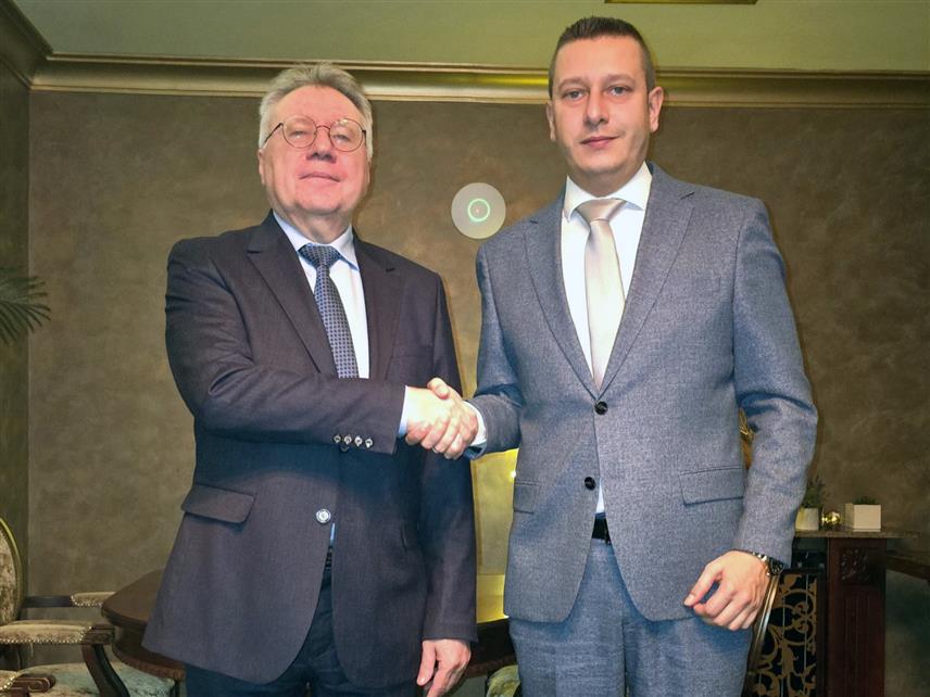 ИСТОЧНО САРАЈЕВО, 10. НОВЕМБРА /СРНА/ - Замјеник министра одбране у Савјету министара Александар Гогановић и амбасадор Руске Федерације Игор Калабухов оцијенили су на данашњем састанку да је дјеловање неизабраног и нелегалног високог представника Кристијана Шмита кључни узрок политичке кризе у БиХ, док односи Републике Српске и Русије остају на највишем историјском нивоу.