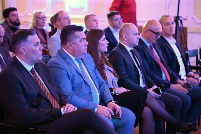 БАЊАЛУКА, 11. НОВЕМБРА /СРНА/ - Република Српска је у процесу европских интеграција направила значајне помаке у односу на остатак БиХ када је ријеч о безбједном управљању хемикалијама и ускладила је своје са законодавством ЕУ, рекла је помоћник министра здравља и социјалне заштите Српске Весна Випотник.