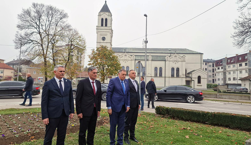 БРЧКО, 11. НОВЕМБРА /СРНА/ - Предсједник СНСД-а Милорад Додик положио је данас у Брчком вијенац испред споменика Добросаву Добри Јовановићу и солунским добровољцима из овог краја.