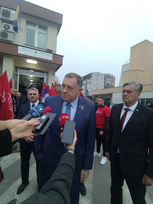 БРЧКО, 11. НОВЕМБРА /СРНА/ - Предсједник СНСД-а Милорад Додик у обраћању новинарима у Брчком уочи предизборног скупа те политичке партије.