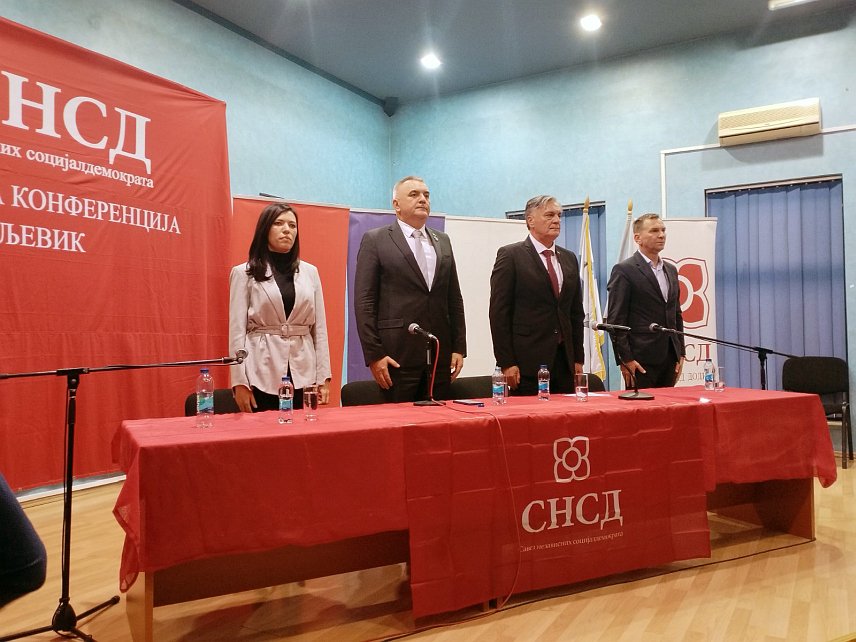 УГЉЕВИК, 11. НОВЕМБРА /СРНА/ -Кандидат СНСД-а за предсједника Републике Српске Синиша Каран рекао је вечерас у Угљевику да је Република Српска једини могући оквир који штити Србе у БиХ и да су предстојећи избори референдум на којем се народ бори за право да суверено одлучује о свим питањима Републике.	

