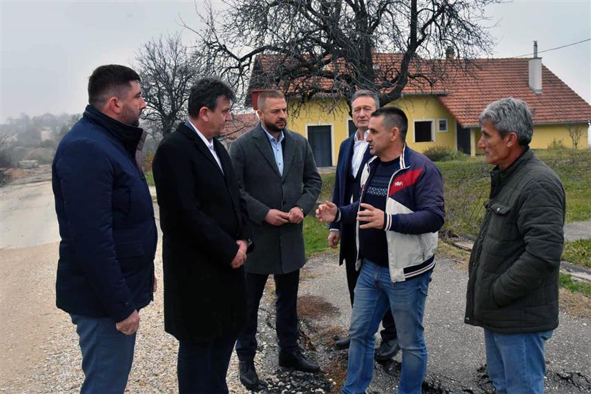 УГЉЕВИК, 11. НОВЕМБРА /СРНА/ - Кандидат СДС-а за предсједника Републике Српске Бранко Блануша рекао је да ће, уколико добије подршку грађана, тражити одржавање посебне сједнице Народне скупштине Републике Српске на којој би се расправљало о стању у електроенергетском систему Српске, са посебним освртом на Рудник и Термоелектрану "Угљевик".