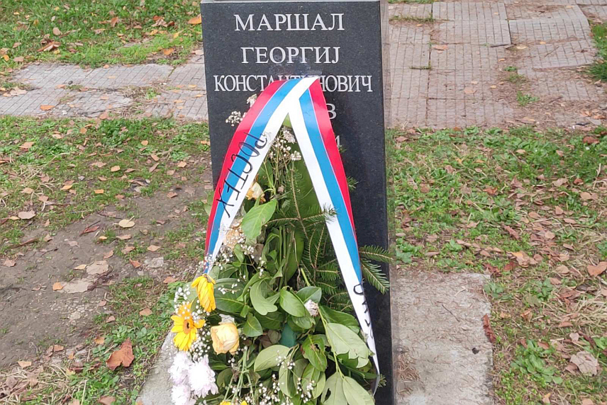 БАЊАЛУКА, 12. НОВЕМБРА /СРНА/ - Немали број Бањалучана и других посјетилаца застао је ових дана код бисте легендарног руског и совјетског војсковође Георгија Константиновича Жукова код које је недавно положен вијенац на којем пише - "Ростех".