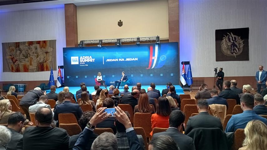 БЕОГРАД, 12. НОВЕМБРА /СРНА/ - Предсједник Владе Србије Ђуро Мацут на првом "Јуроњуз Адриа самиту" у Београду, који је окупио регионалне лидере из политике, бизниса и медија, као и представнике међународне заједнице.