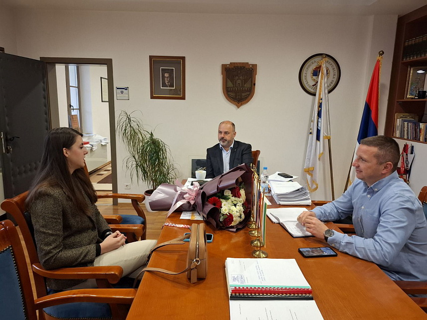 ВИШЕГРАД, 12. НОВЕМБРА /СРНА/ – Начелник општине Вишеград Младен Ђуревић примио је данас Селену Леканић, чланицу Карате клуба "Дрина" и репрезентативку БиХ која је на недавно одржаном Балканском првенству у Хрватској освојила сребрну медаљу.