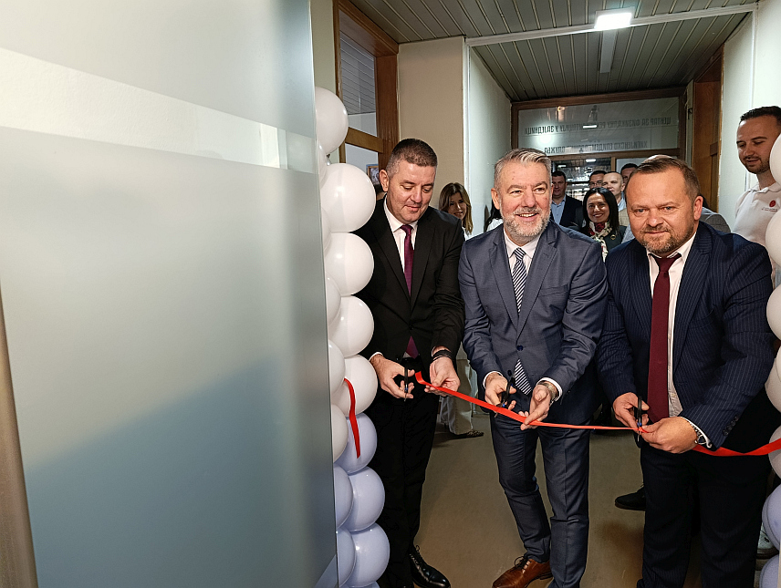 МРКОЊИЋ ГРАД, 12. НОВЕМБРА /СРНА/ - Министар здравља и социјалне заштите Републике Српске Ален Шеранић данас је у Мркоњић Граду заједно са начелником општине Драганом Вођевићем свечано отворио Центра за физикалну рехабилитацију који је смјештен у оквиру Дома здравља “Др Јован Рашковић“.