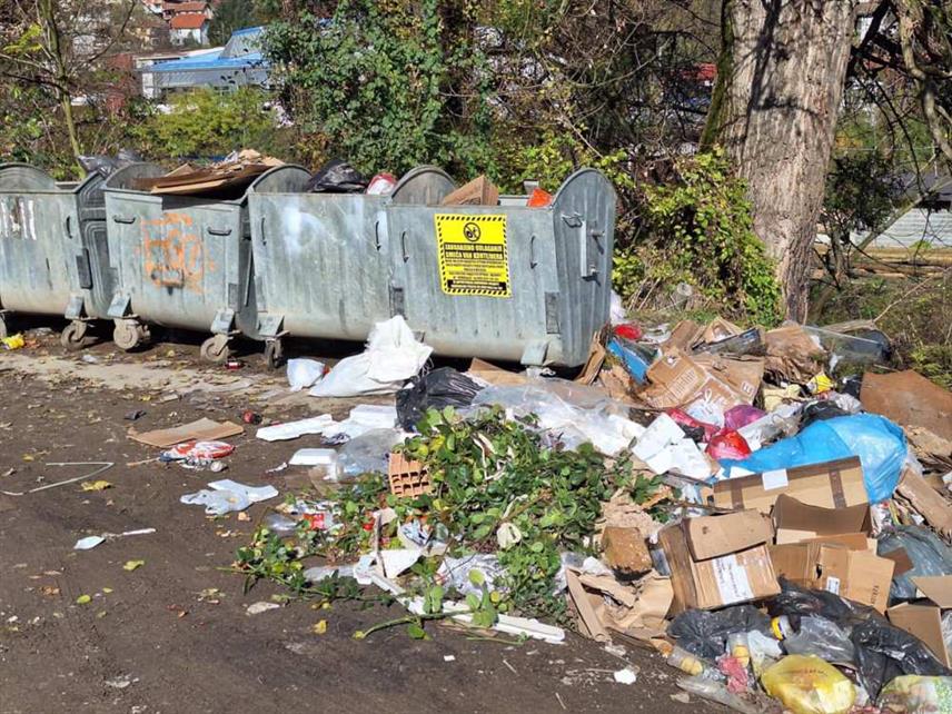 ФОЧА, 12. НОВЕМБРА /СРНА/ - Одвоз смећа у Фочи чини се никад није био редовнији, чему је допринијела набавка теретног возила "мерцедес" капацитета 16 тона, а вјероватно и повећање мјесечне цијене одвоза смећа са 8,50 на 12,00 КМ по домаћинству, али је остао стари проблем - одлагање и гомилање смећа поред контејнера.